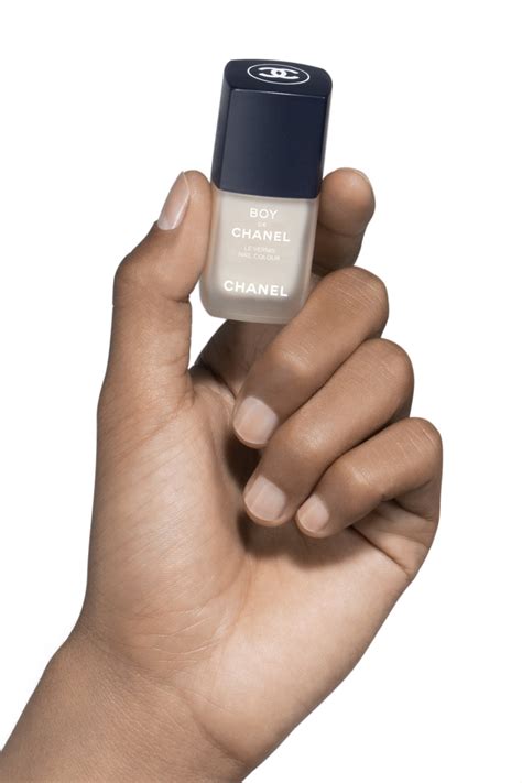 BOY DE CHANEL Nail colour 402 .